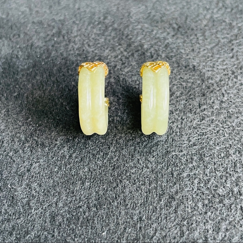 🎉Sold🎉 Estate 14k Gold Solid Green Jade Hoop Huggie Earrings - Picture 9 of 9